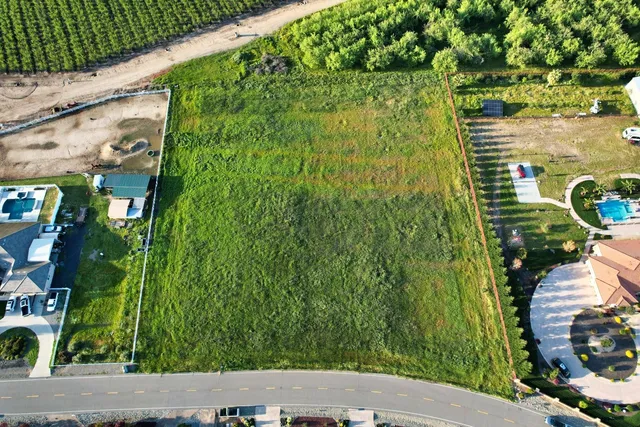 a view of yard from a balcony