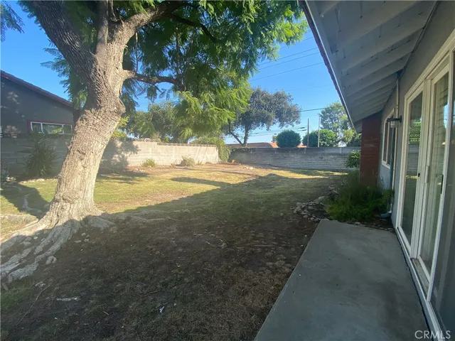 a view of back yard of the house