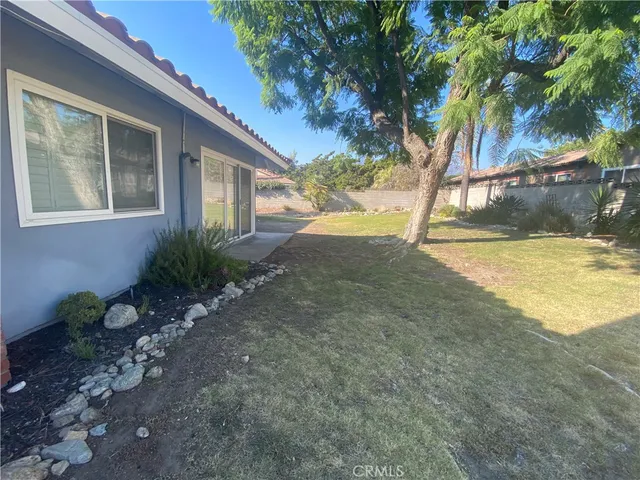 a view of backyard of the house