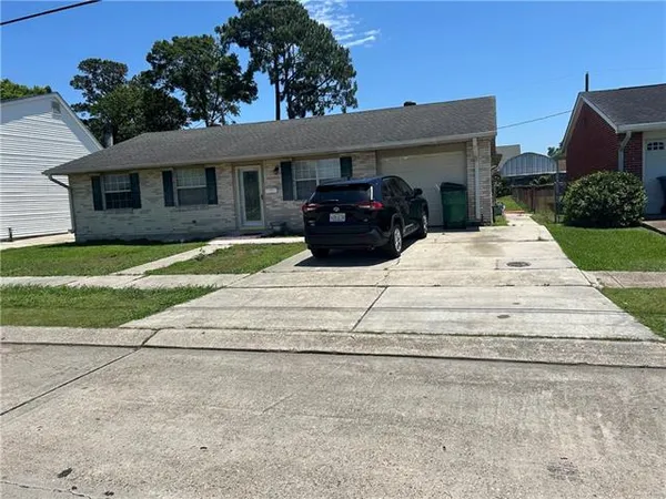 $2,000 | 725 Oakwood Drive, Gretna, LA 70056