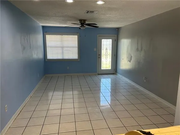 $2,000 | 725 Oakwood Drive, Gretna, LA 70056