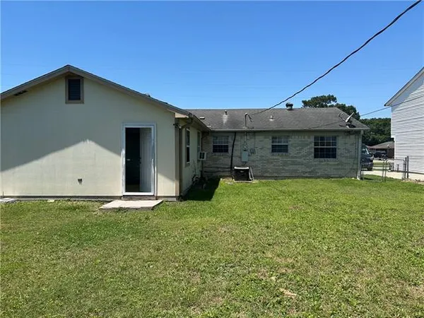 $2,000 | 725 Oakwood Drive, Gretna, LA 70056