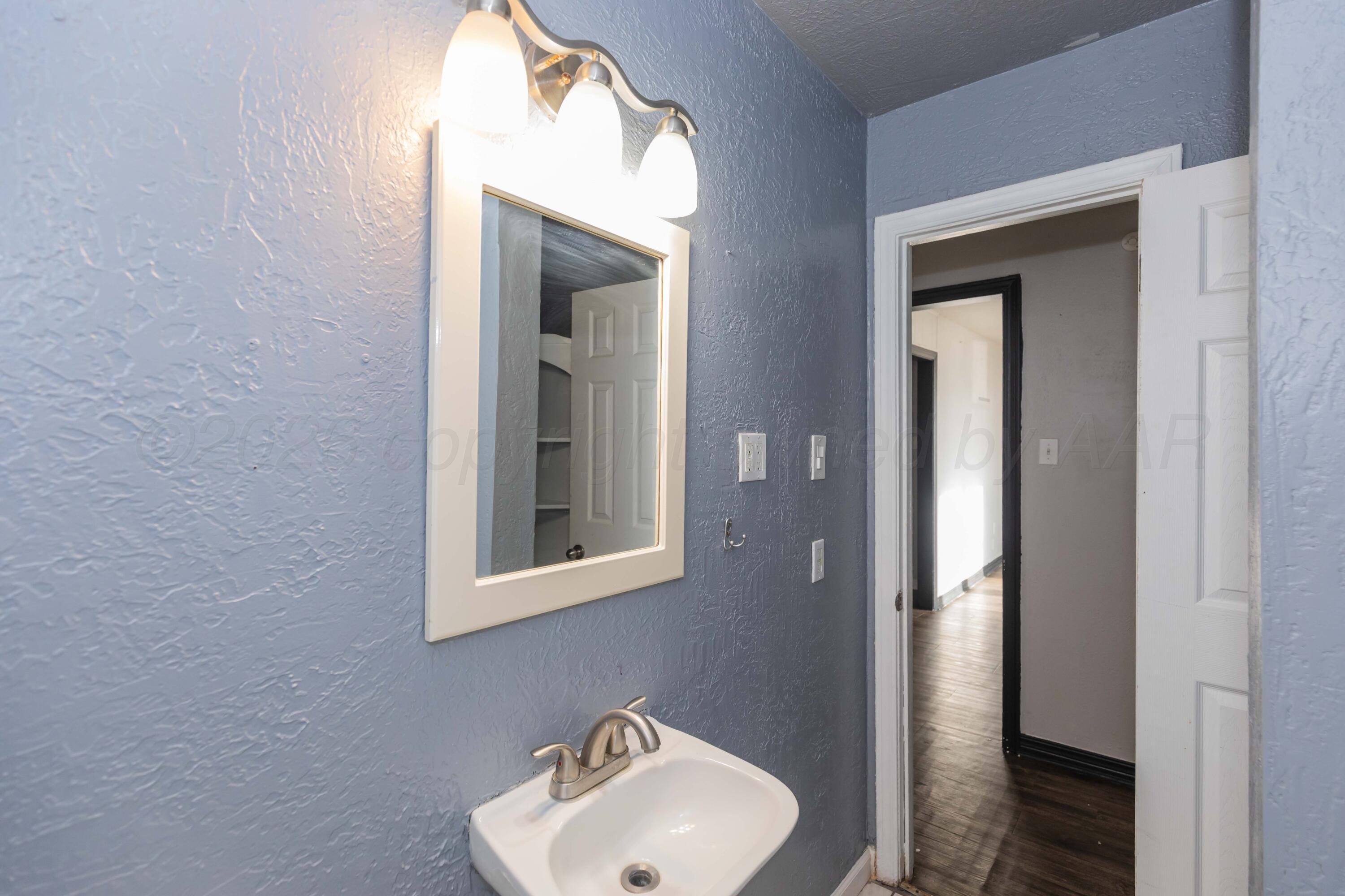 4110 South Lipscomb Street Amarillo, TX 79110 - Photo 22 of 36 BATHROOM 2 VIEW 2