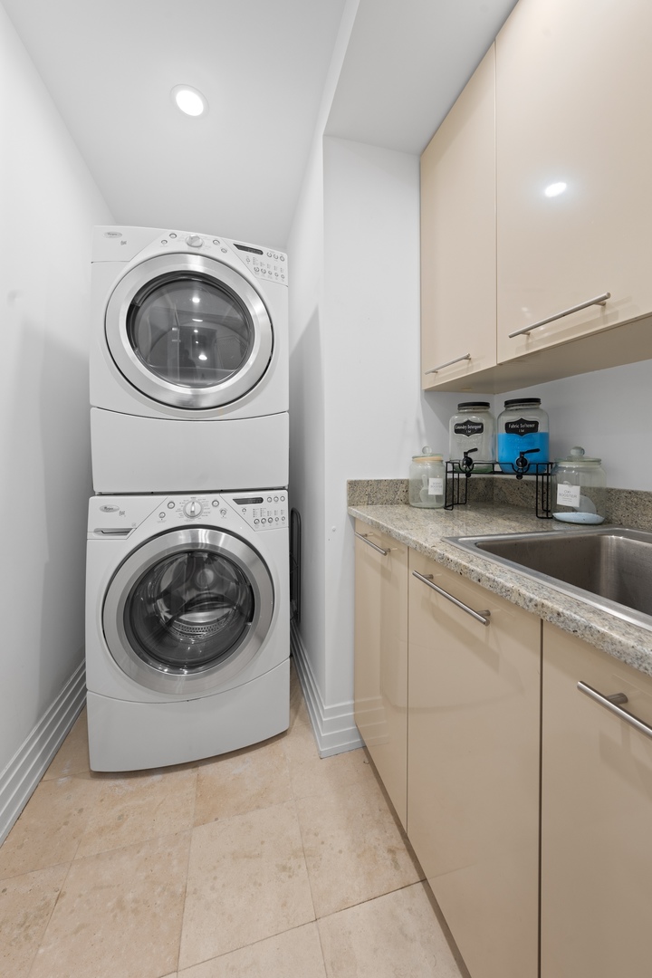 600 North Kingsbury Street, Unit 506 Chicago, IL 60654 - Photo 47 of 71 a utility room with sink dryer and washer