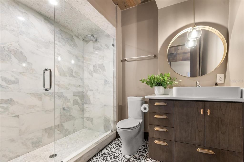 601 East Ridgewood Street Orlando, FL 32803 - Photo 26 of 86 a bathroom with a sink mirror toilet and vanity