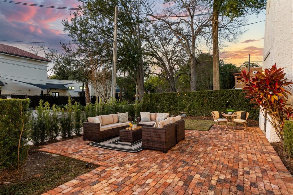 601 East Ridgewood Street Orlando, FL 32803 - Photo 4 of 86 a backyard of a house with seating space