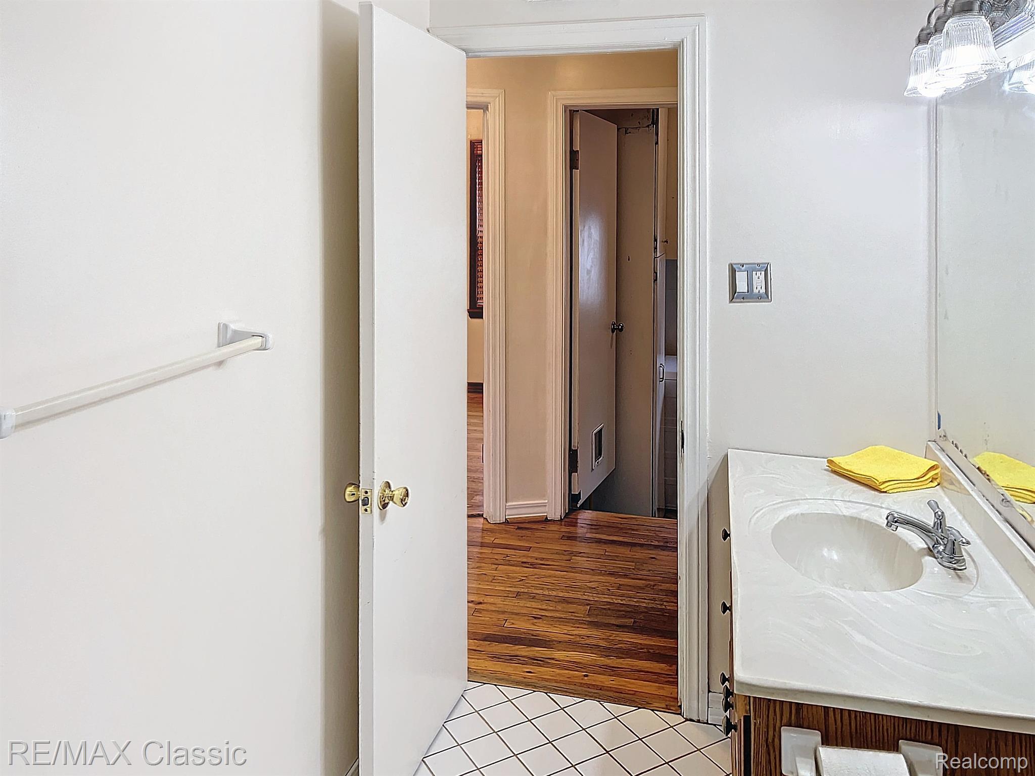 20129 Rensellor Street Livonia, MI 48152 - Photo 12 of 26 Full bath off of the hallway