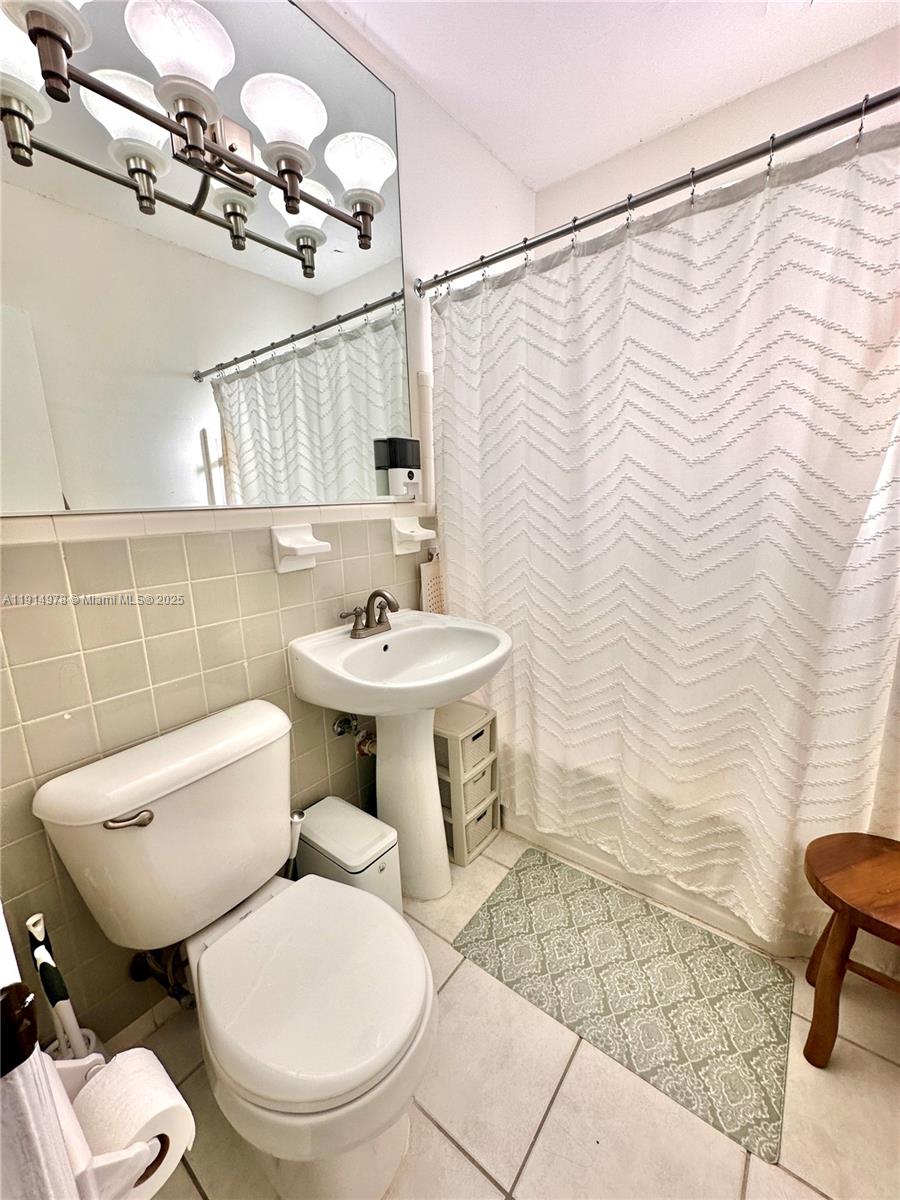 7940 Southwest 55th Avenue, Unit 67D Miami, FL 33143 - Photo 6 of 16 a bathroom with a toilet sink and mirror