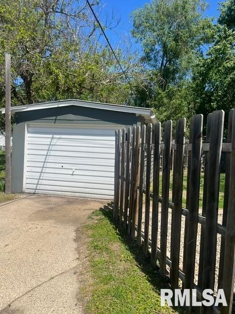 636 North 8th Avenue Canton, IL 61520 - Photo 4 of 33