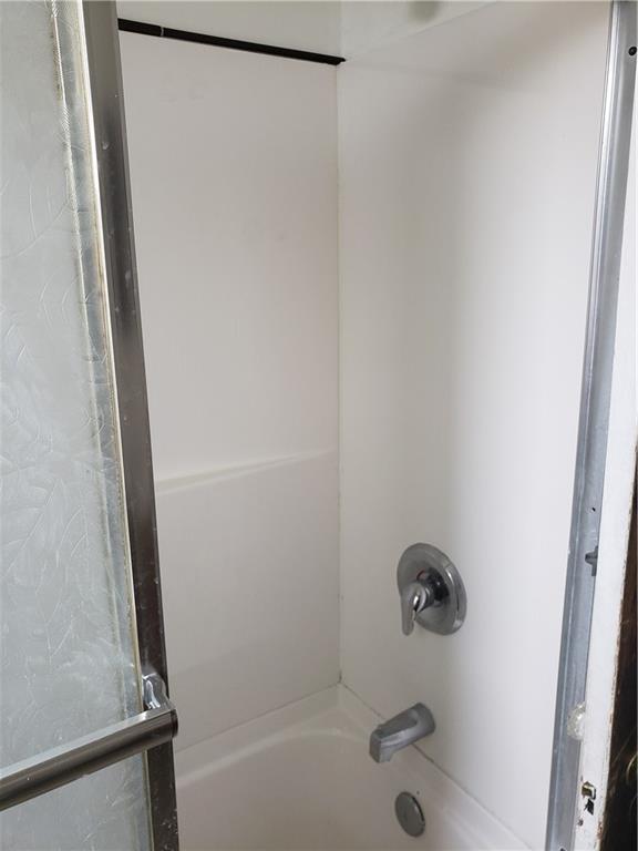 350 Coltart Avenue, Unit 2 Pittsburgh, PA 15213 - Photo 10 of 10 a bathroom with a bathtub