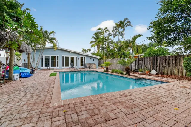 a view of a house with backyard and a area