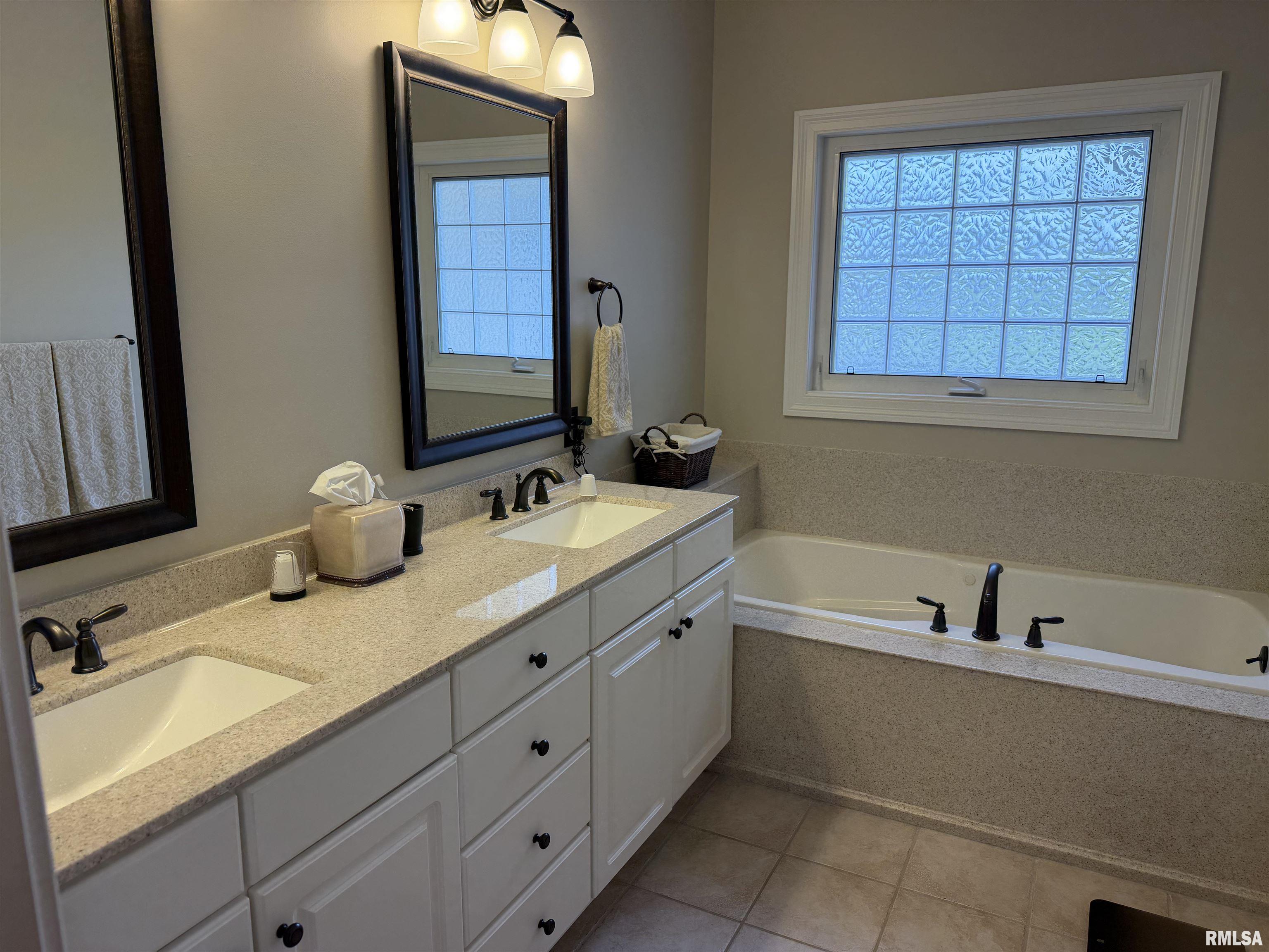 7528 Wentworth Drive Springfield, IL 62711 - Photo 8 of 31
