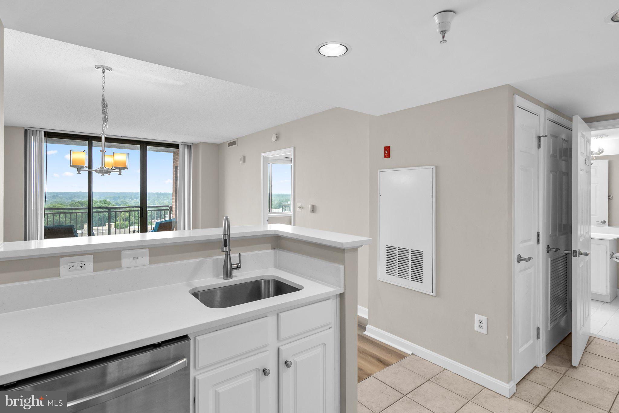 11710 Old Georgetown Road, Unit 910 Rockville, MD 20852 - Photo 9 of 47 Newly installed quartz countertops