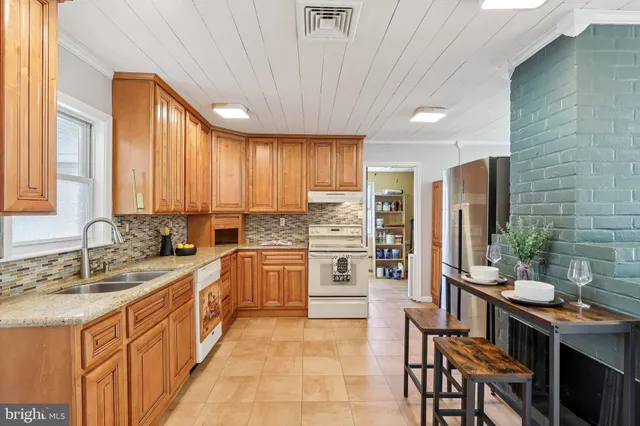 $425,000 | 11 Crimson King Lane, Levittown, PA 19055