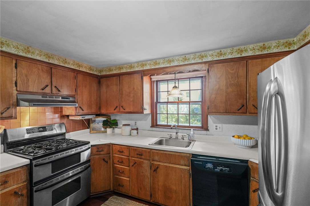 6 Lafayette Road Barrington, RI 02806 - Photo 13 of 40