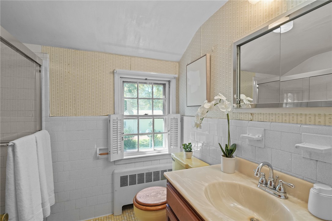 6 Lafayette Road Barrington, RI 02806 - Photo 35 of 40 Full bathroom on floor 2