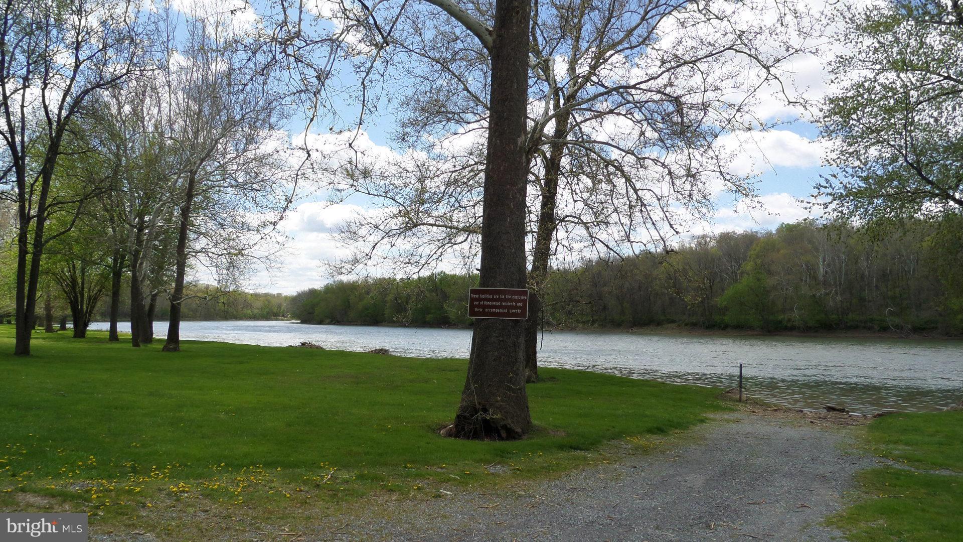 Riverfront boat ramp & park