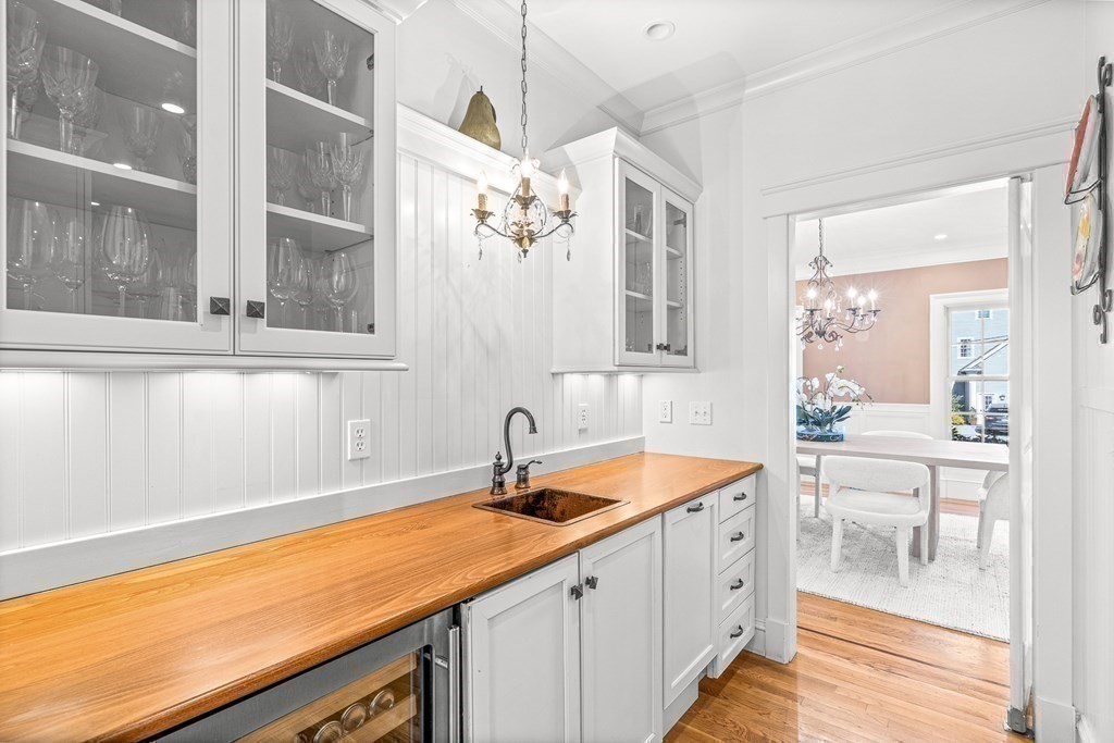 2 River Glen Road Wellesley, MA 02481 - Photo 7 of 39