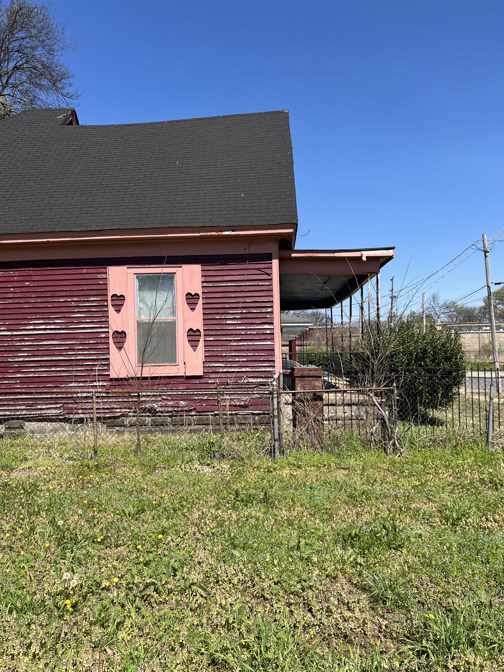 1211 Sylvan Street Memphis, TN 38107 - Photo 18 of 19 a backyard of a house with table and chairs