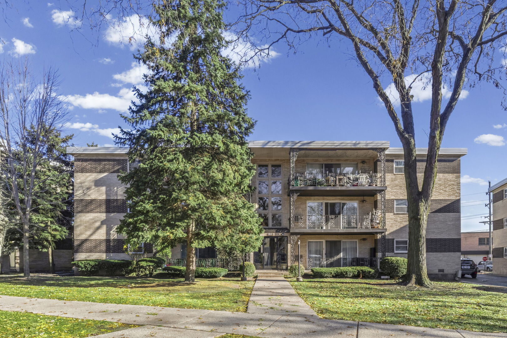 917 South 8th Avenue, Unit 9 La Grange, IL 60525 - Photo 2 of 15 a view of a building with a yard