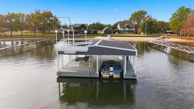 a view of a lake with house