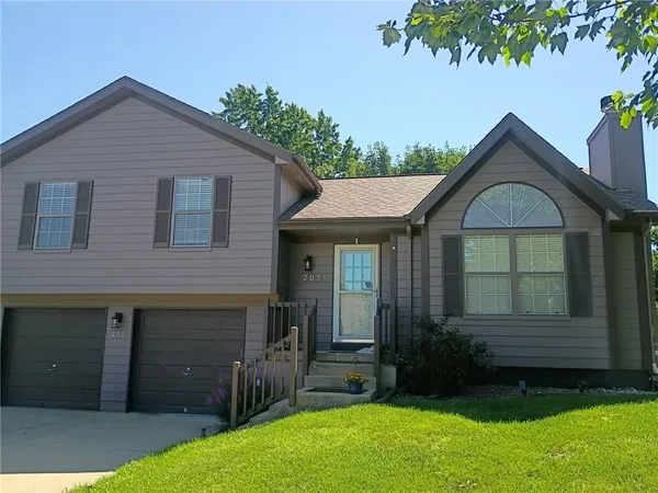 $289,900 | 205 Apple Valley Parkway, Belton, MO 64012