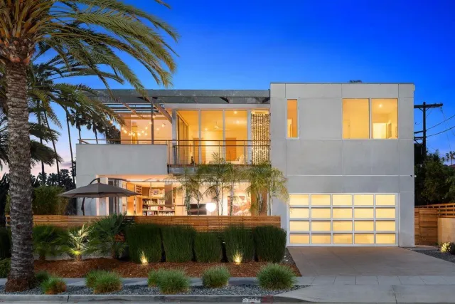 a view of a house with a backyard