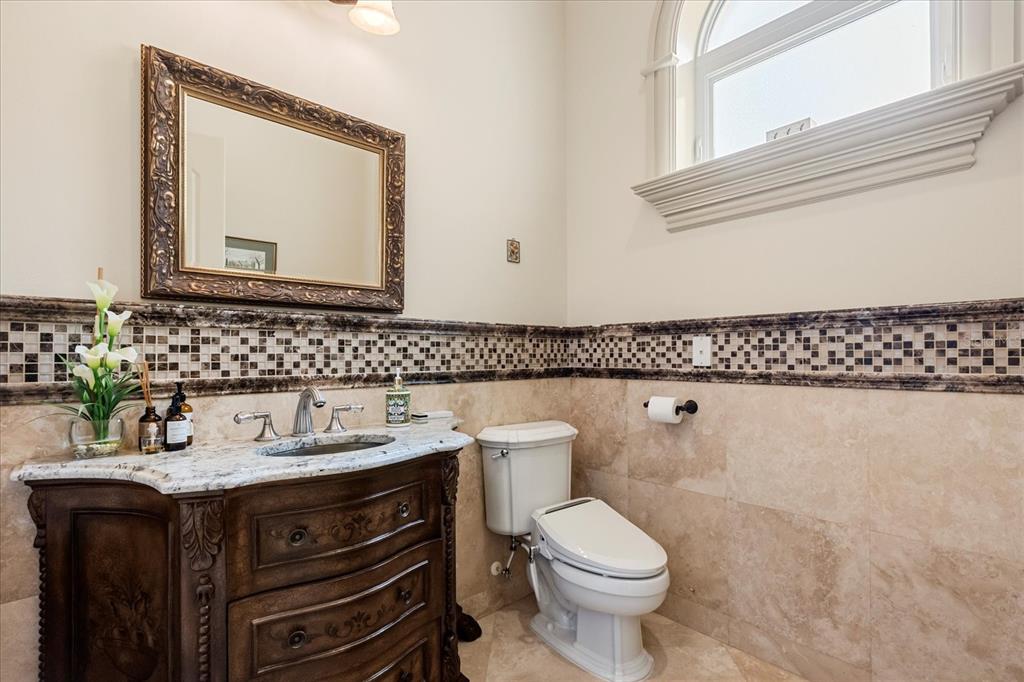 8590 Apache Trail Davenport, FL 33896 - Photo 49 of 100 a bathroom with a sink and a mirror