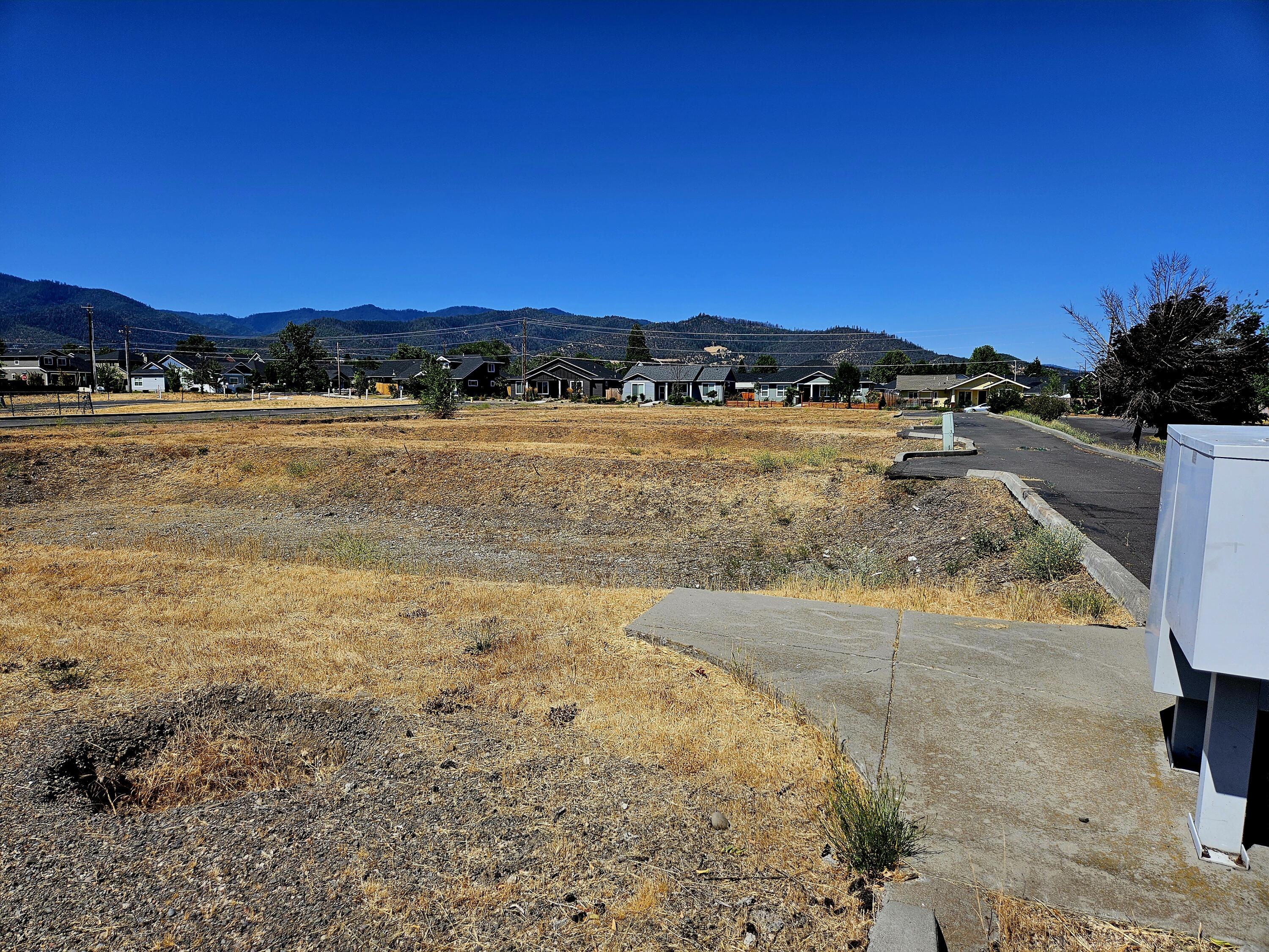 240 Suncrest Road Talent, OR 97540 - Photo 3 of 7 20240719_111433