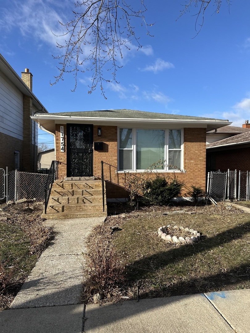 a view of a house with backyard