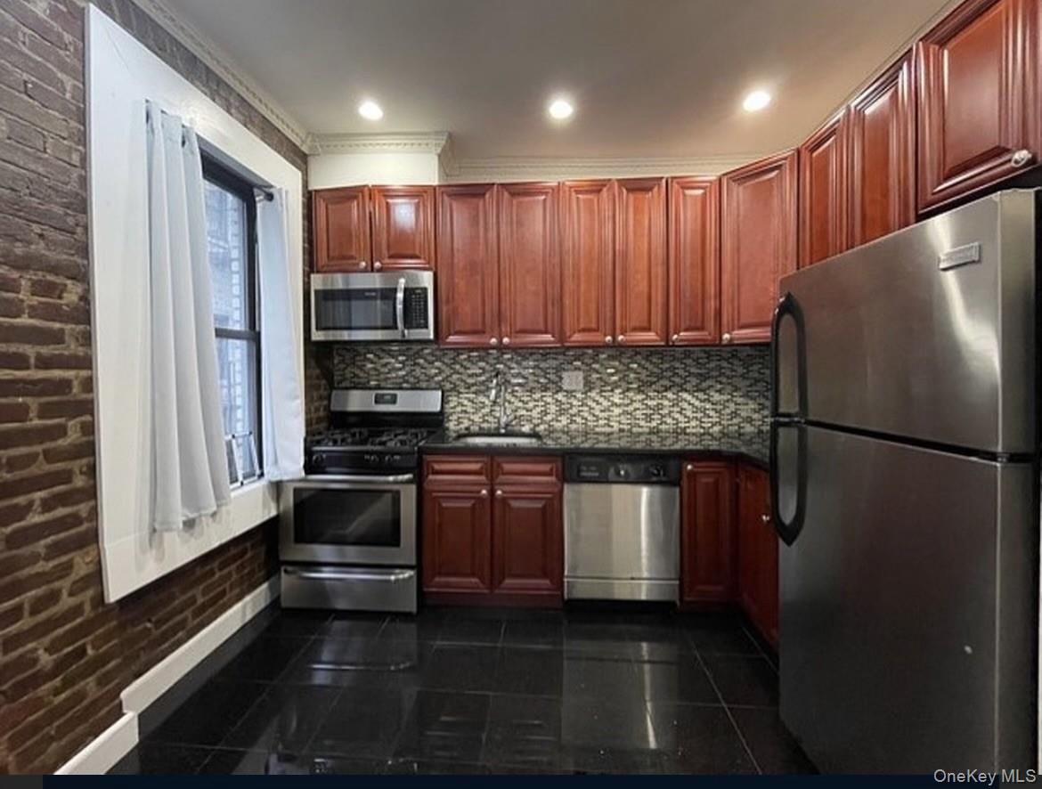 21-06 35th Street, Unit C3 Queens, NY 11105 - Photo 2 of 7 Kitchen