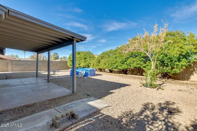 a view of a backyard