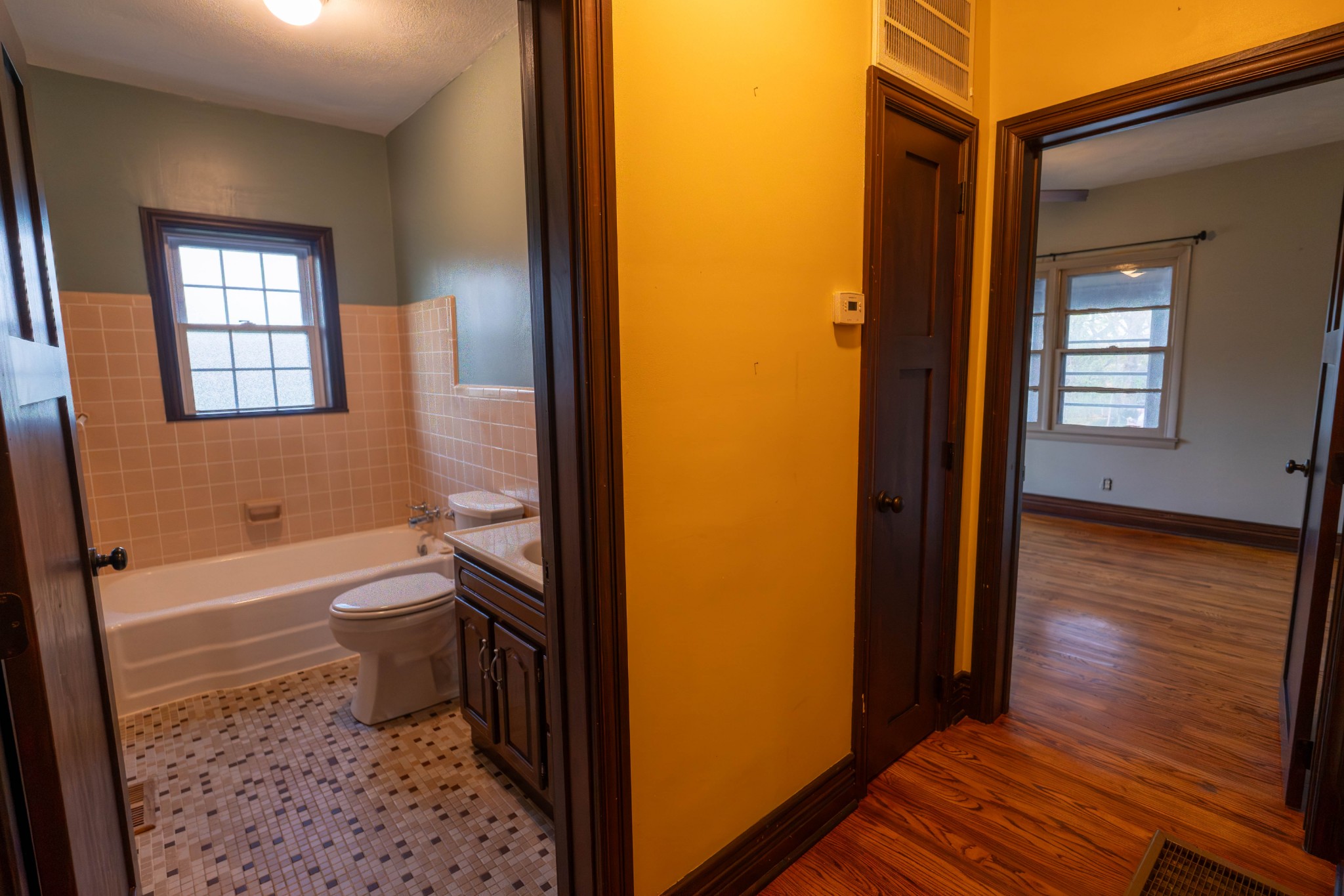 510 Rosebower Church Road Paducah, KY 42003 - Photo 23 of 52 a bathroom with a toilet a sink and a bathtub