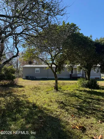 a view of a backyard