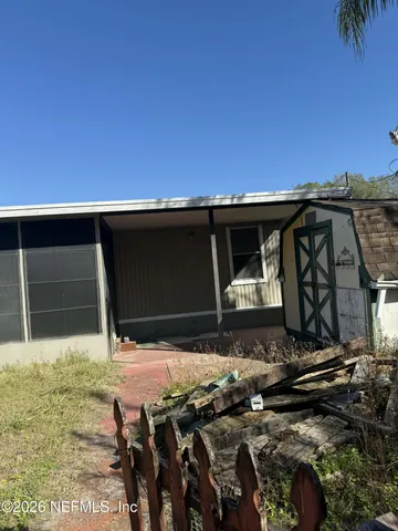 a view of a backyard