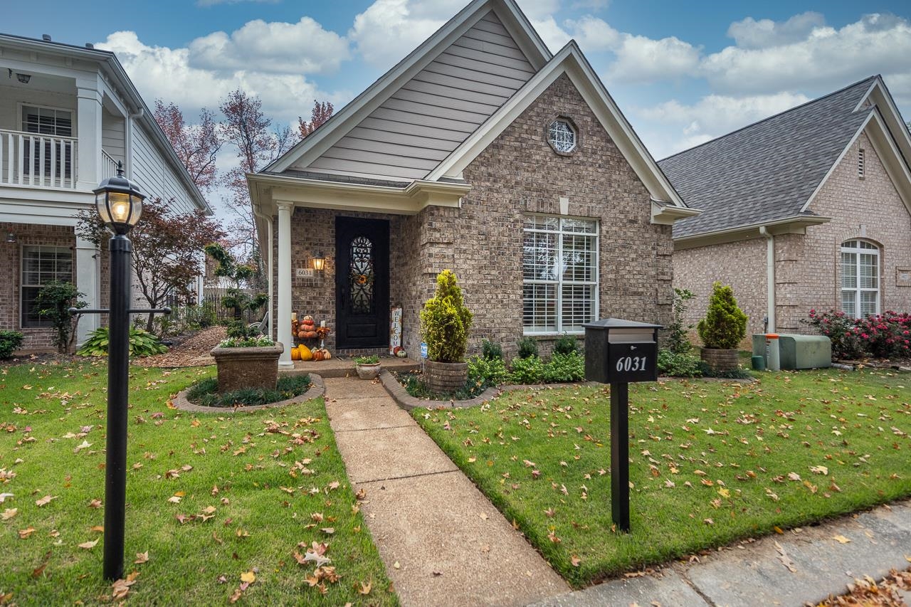 a view of a house with backyard porch and garden