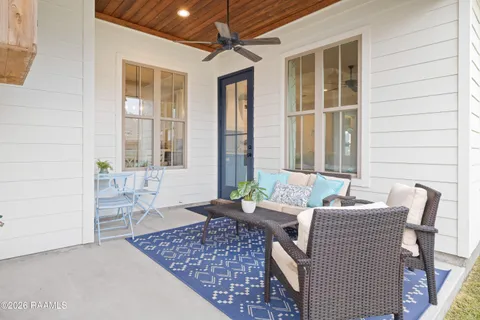 $365,000 | 101 Oak Village Drive, Scott, LA 70583