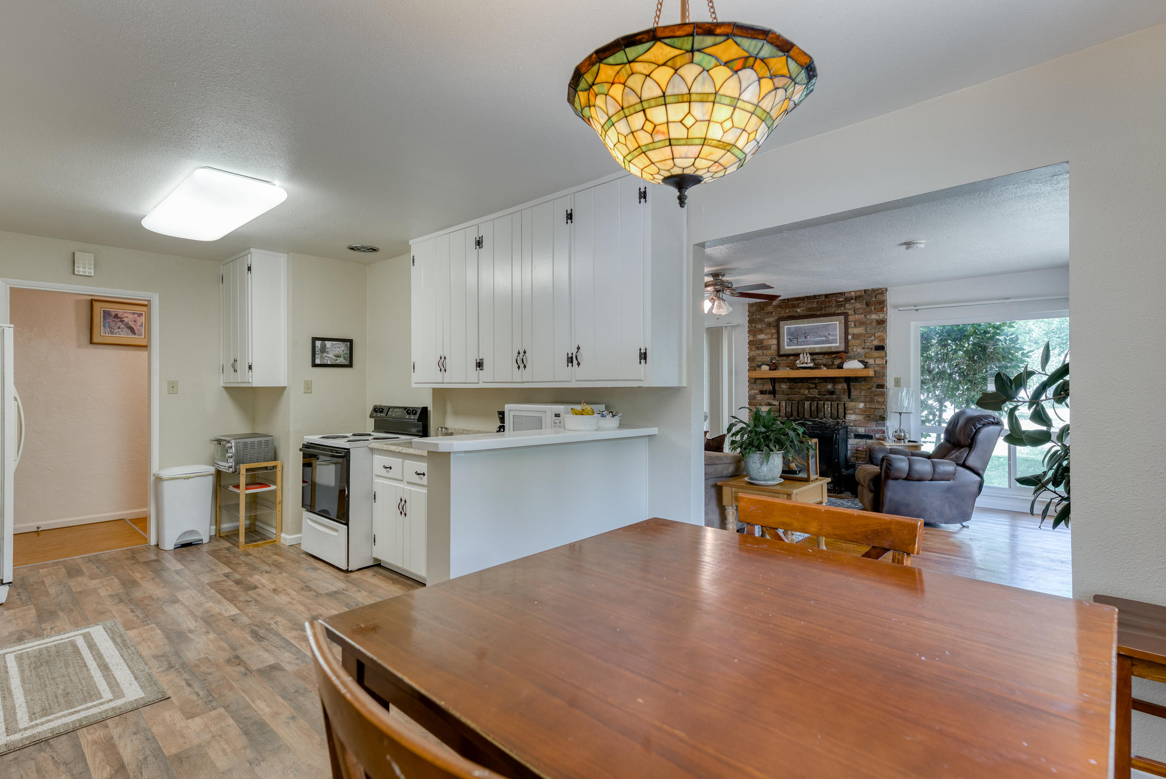2762 North Bonnyview Road Redding, CA 96001 - Photo 13 of 17 Dining area