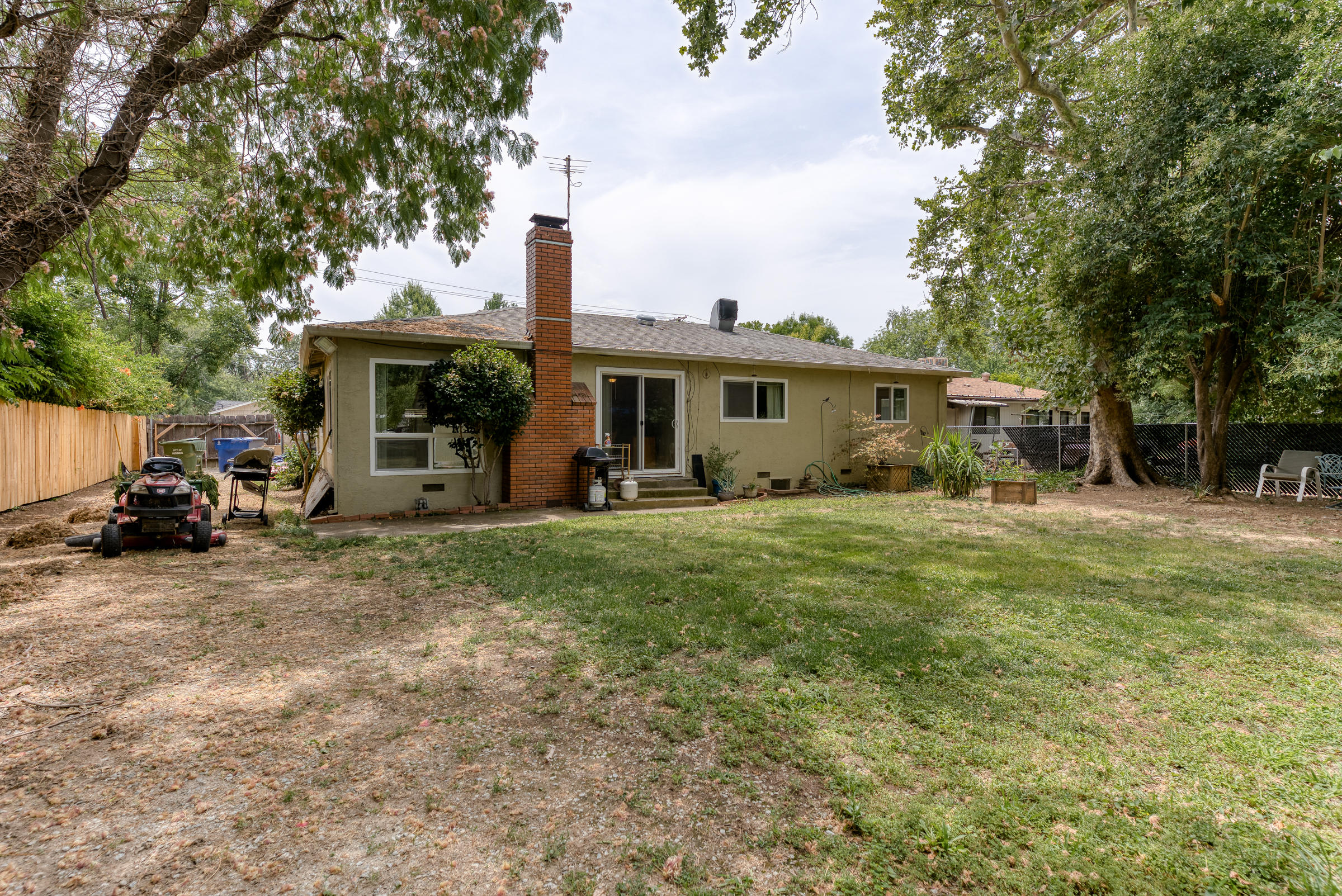 2762 North Bonnyview Road Redding, CA 96001 - Photo 14 of 17 back yard