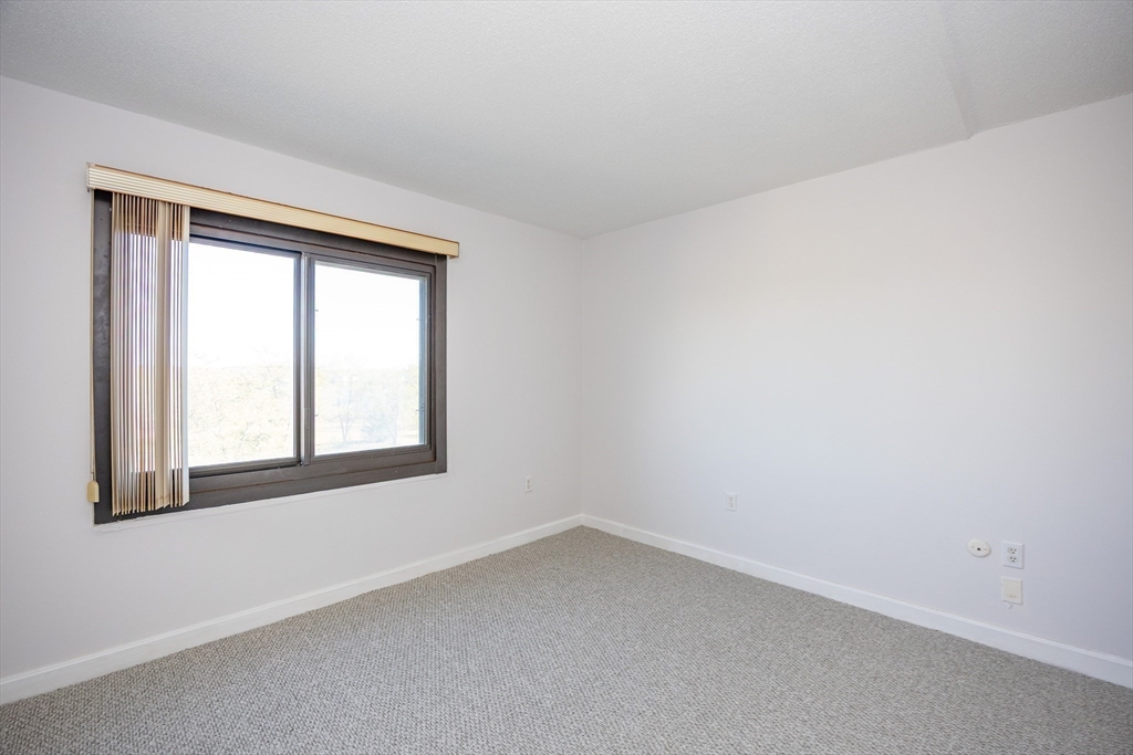 73 Broad Reach, Unit M21C Weymouth, MA 02191 - Photo 13 of 39 an empty room with a window