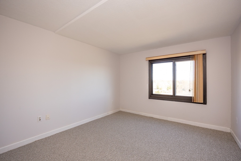 73 Broad Reach, Unit M21C Weymouth, MA 02191 - Photo 16 of 39 an empty room with a window