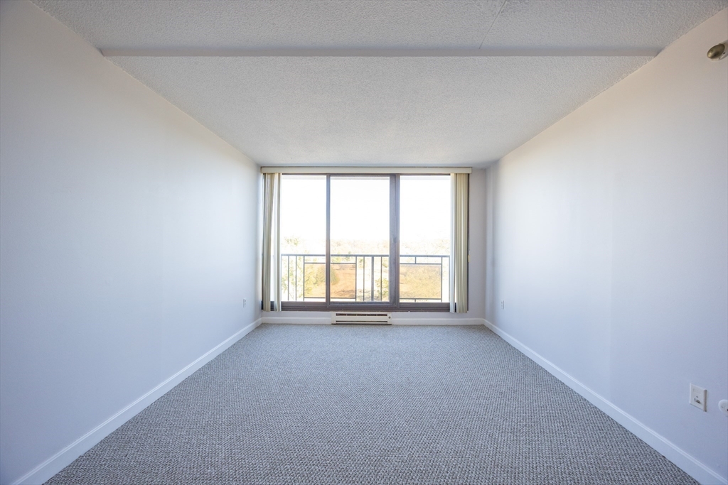 73 Broad Reach, Unit M21C Weymouth, MA 02191 - Photo 9 of 39 an empty room with a window