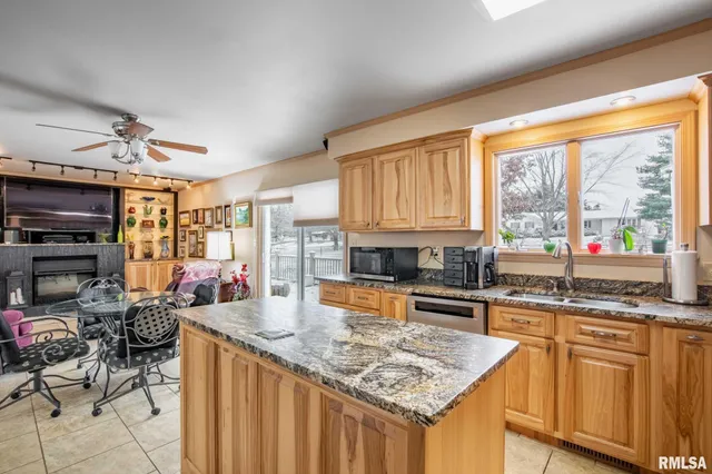 $259,000 | 105 Woodlake Lane, Eldorado, IL 62930