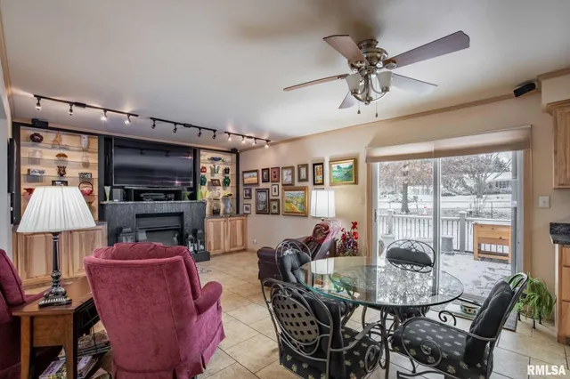 $259,000 | 105 Woodlake Lane, Eldorado, IL 62930