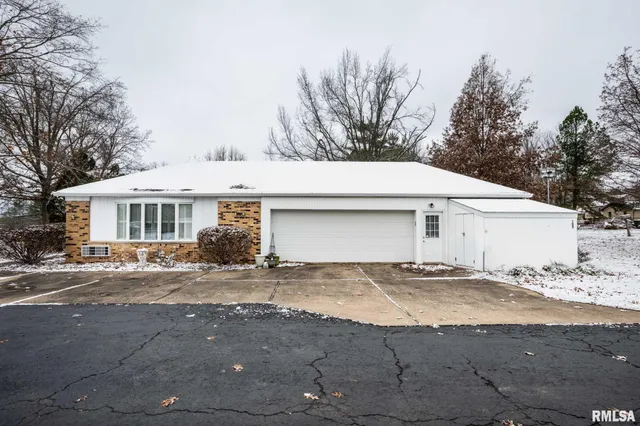 $259,000 | 105 Woodlake Lane, Eldorado, IL 62930