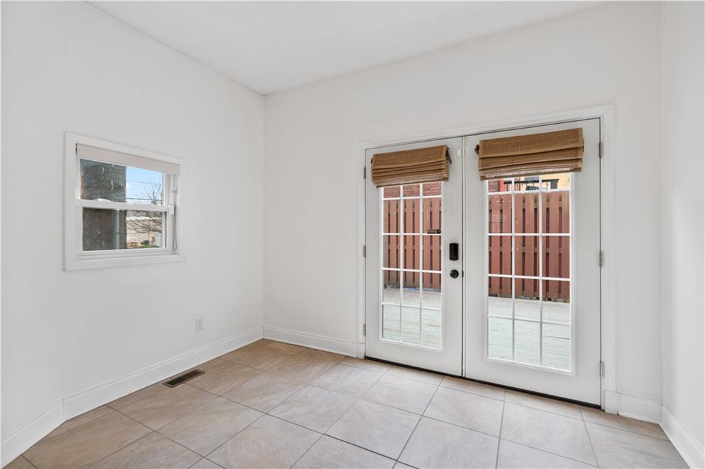 5822 Rippey Street Pittsburgh, PA 15206 - Photo 12 of 37 11x8