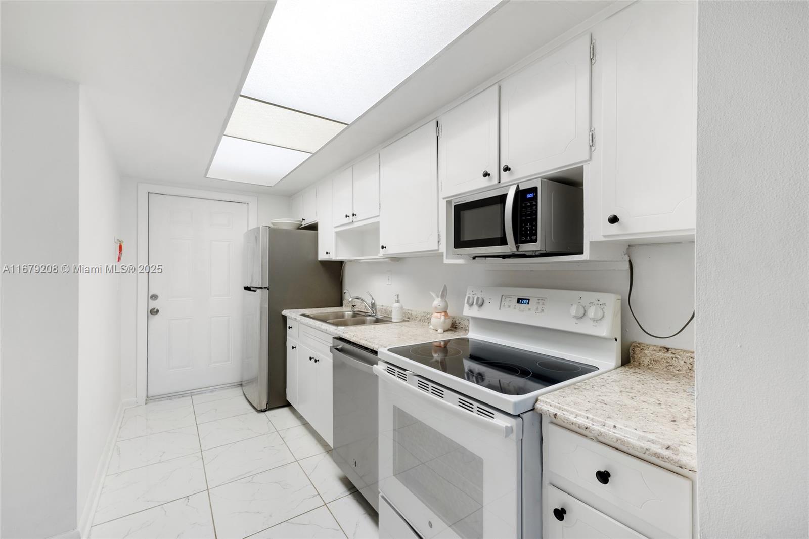 3205 Colony Club Road, Unit 2 Pompano Beach, FL 33062 - Photo 8 of 27 Gallery Image 8