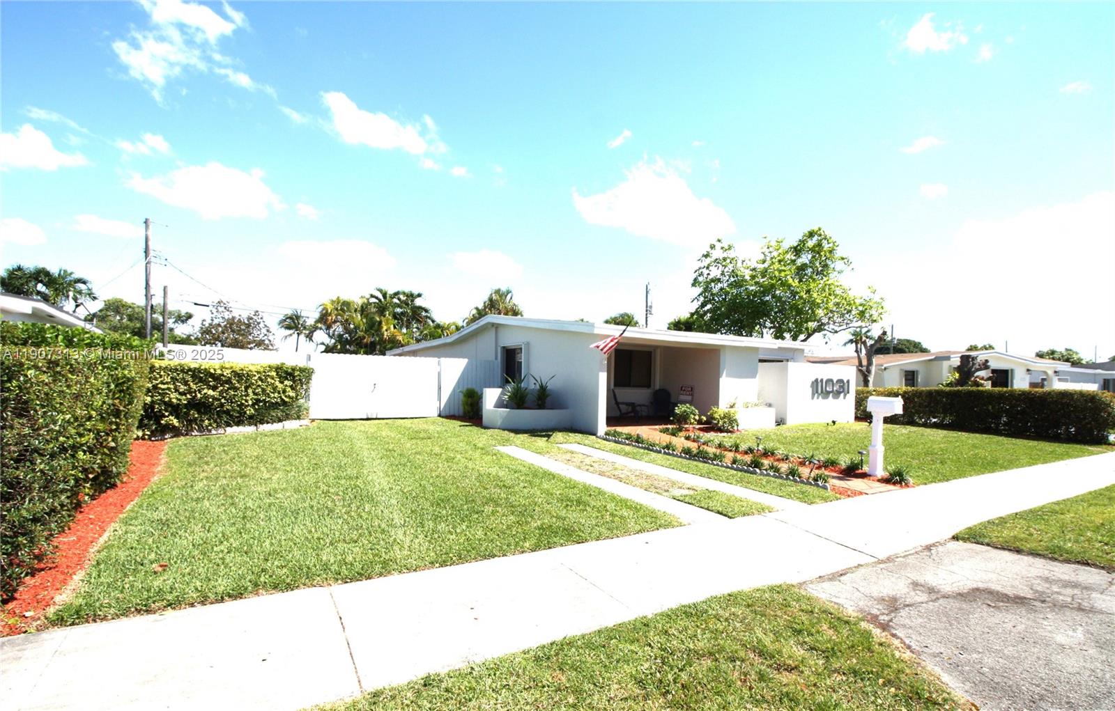 11031 Southwest 43rd Street Miami, FL 33165 - Photo 3 of 31