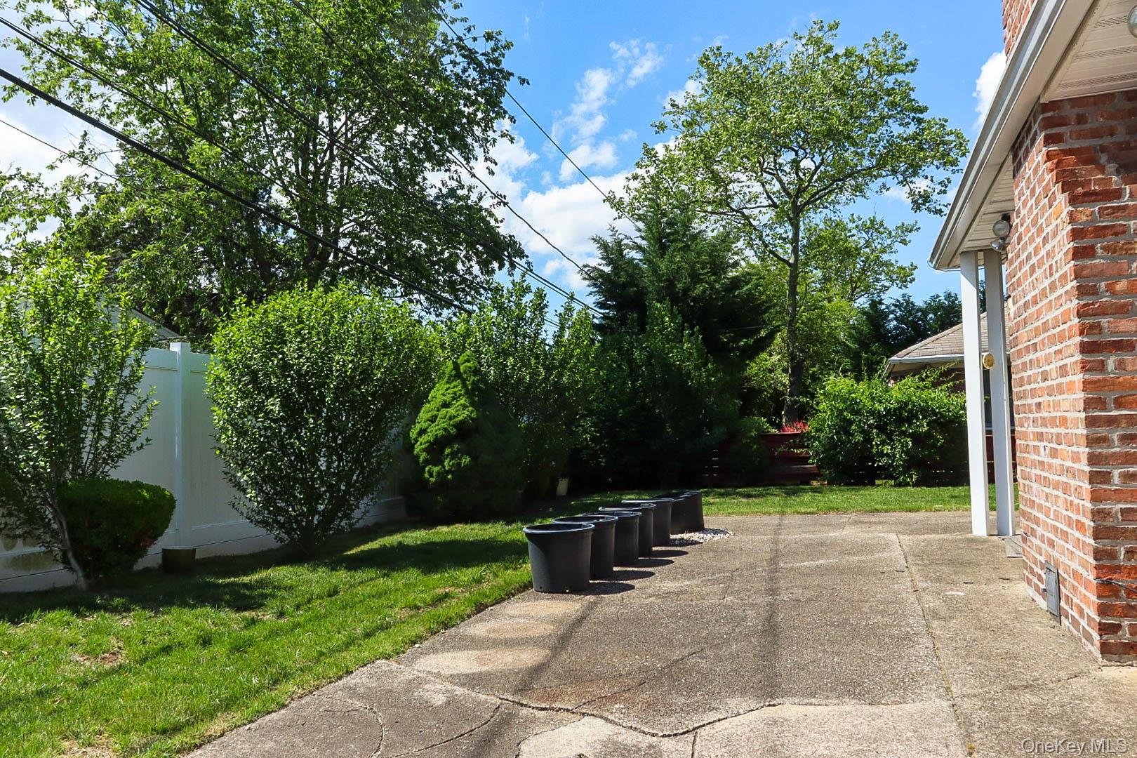 32 Sycamore Road Valley Stream, NY 11581 - Photo 5 of 14