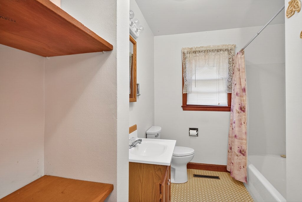 239 Currin Valley Road Marion, VA 24354 - Photo 8 of 23 Gallery Image 8